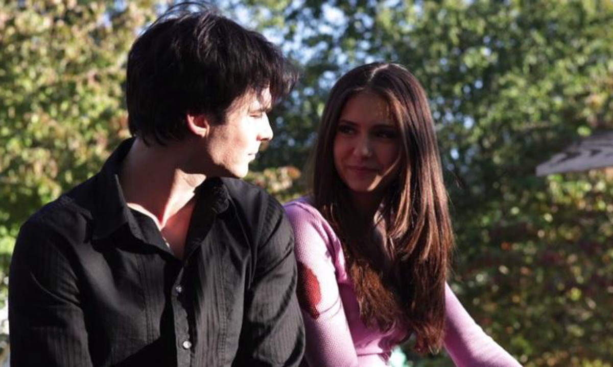 Est-ce que Damon a vraiment brûlé Elena ?